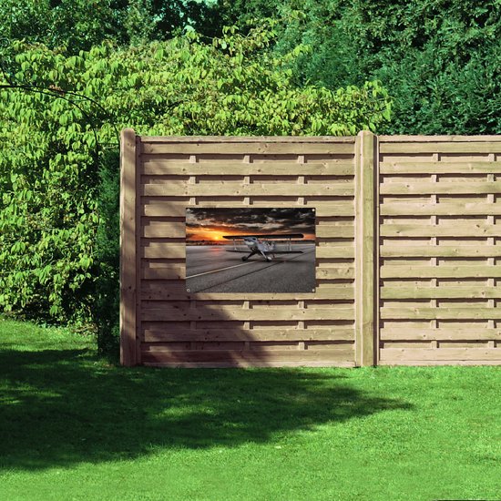 WallClassics - Tuinposter – Klein Vliegtuig op Startbaan - 105x70 cm Foto op Tuinposter  (wanddecoratie voor buiten en binnen)