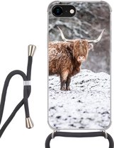 Hoesje met koord Geschikt voor iPhone 7 - Schotse Hooglander - Boom - Sneeuw - Siliconen - Crossbody - Backcover met Koord - Telefoonhoesje met koord - Hoesje met touw