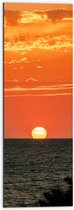 WallClassics - Dibond - Zon zakkend in de Zee - 30x90 cm Foto op Aluminium (Met Ophangsysteem)