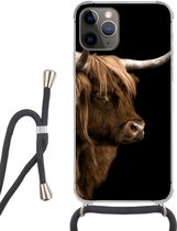 Hoesje met koord Geschikt voor iPhone 12 Pro Max - Schotse hooglander - Koe - Zwart - Siliconen - Crossbody - Backcover met Koord - Telefoonhoesje met koord - Hoesje met touw