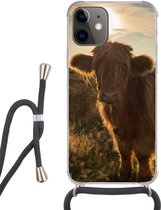 Hoesje met koord Geschikt voor iPhone 12 Mini - Schotse Hooglander - Zonsondergang - Gras - Siliconen - Crossbody - Backcover met Koord - Telefoonhoesje met koord - Hoesje met touw