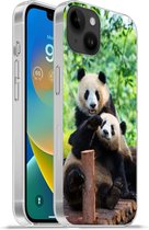 Geschikt voorApple Iphone 14 Plus - Soft case hoesje - Panda - Brug - Natuur - Siliconen Telefoonhoesje