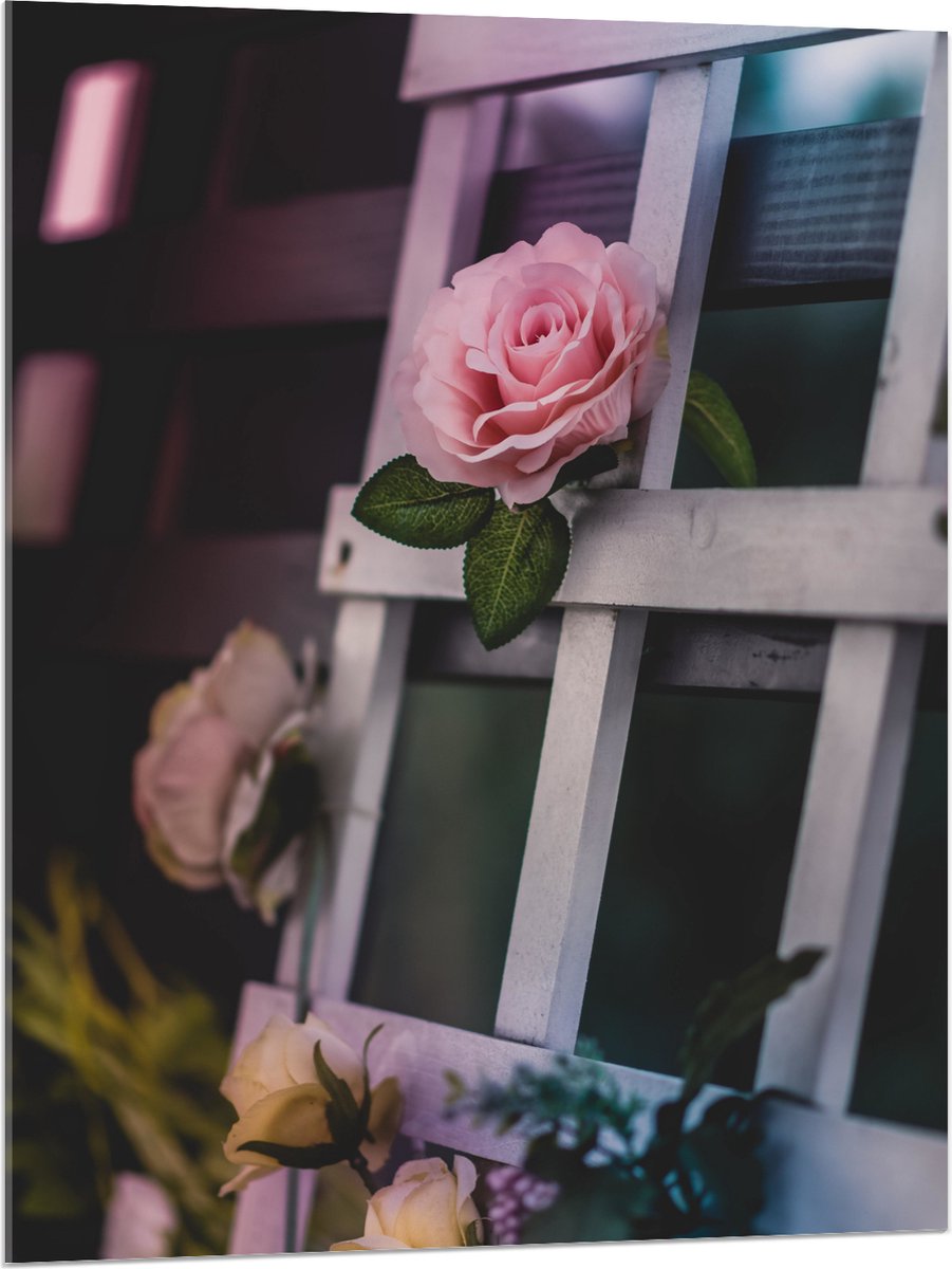 Acrylglas - Hekje met Kunstbloemen - 75x100 cm Foto op Acrylglas (Wanddecoratie op Acrylaa