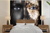 Behang - Fotobehang Vrouw - Bladgoud - Zwart - Goud - Luxe - Breedte 240 cm x hoogte 240 cm