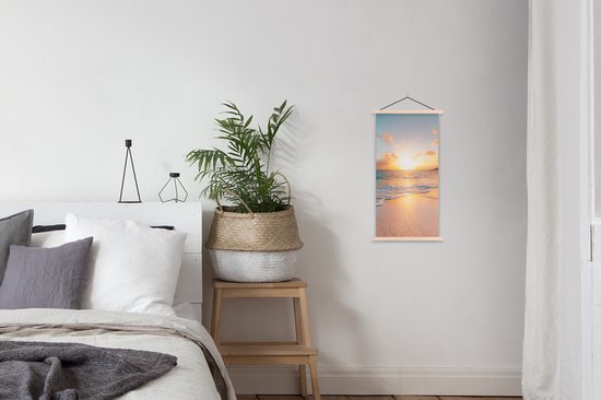 Posterhanger incl. Poster 40x80 cm - Schoolplaat - Zonsondergang - Strand - Zee - Zomer - Blauw - Textielposter - Blanke latten