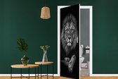 Deursticker Leeuw - Dieren - Zwart - Wit - 80x205 cm - Deurposter