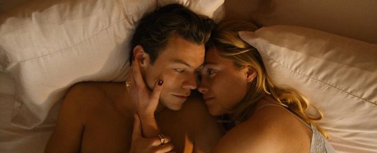 Man en vrouw liggen dicht bij elkaar in bed, zacht licht.