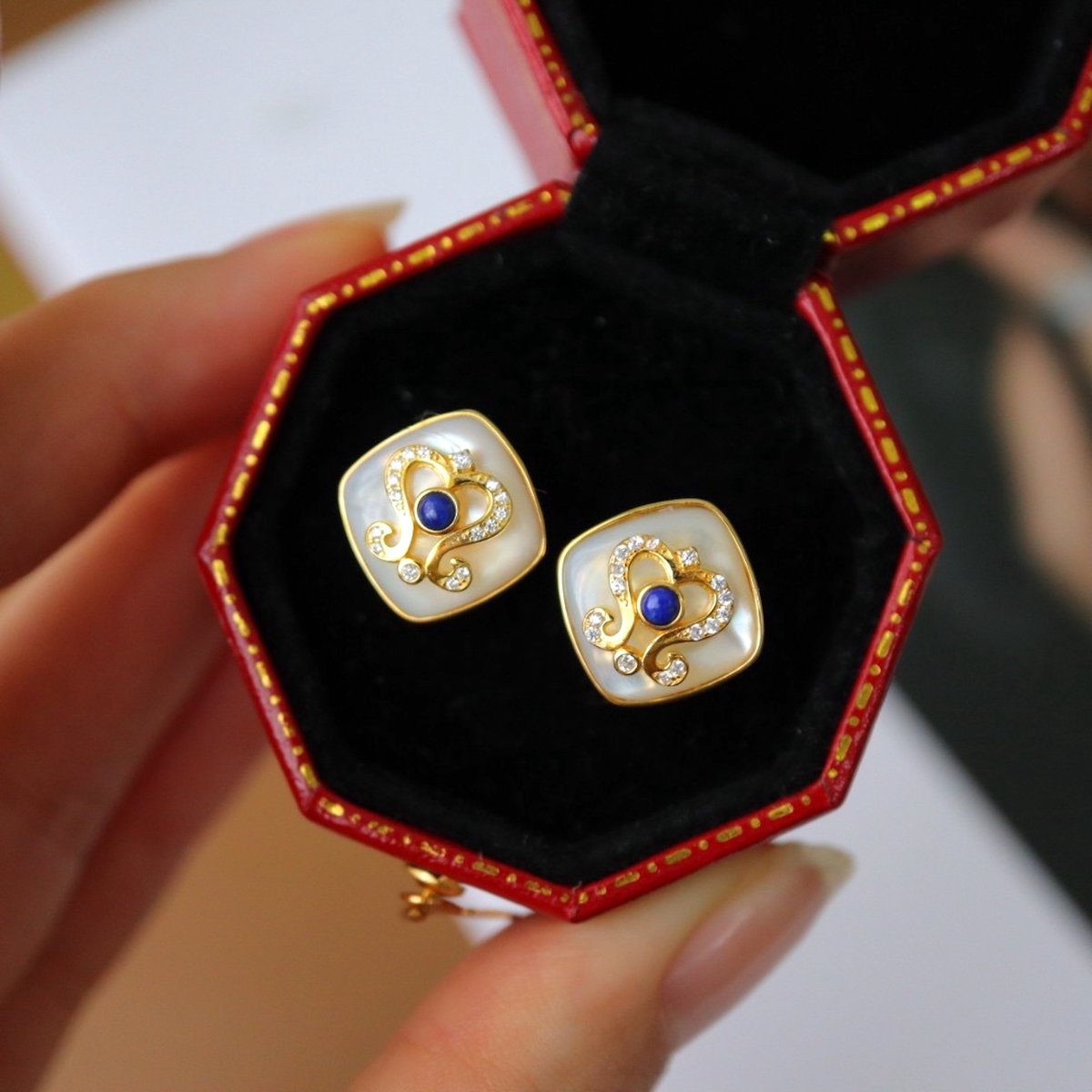 Koningsblauw vintage Geïnspireerd goud vermeil MOP oorknopje met natuurlijke lapis lazuli