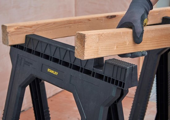 Twee zwarte Stanley zaagbokken met houten planken erop.