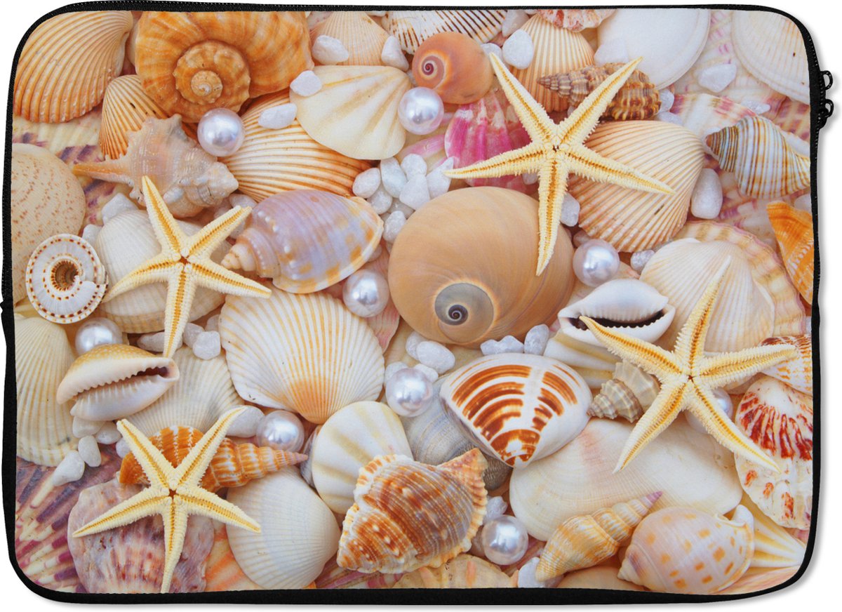 Laptophoes 13 inch - Schelpen - Parels - Zeesterren - Strand - Laptop sleeve - Binnenmaat 32x22,5 cm - Zwarte achterkant