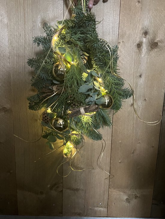 Kerstkransen van gevlochten stofrollen - T w e e d e h a n d s w e r k