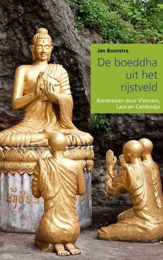 Gouden Boeddhabeelden in een tempel in Azië, met monniken die bidden. Titel: De boeddha uit het rijstveld.