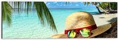 WallClassics - Dibond - Hoed met Zonnebril op het Strand - 60x20 cm Foto op Aluminium (Wanddecoratie van metaal)