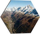 WallClassics - Dibond Hexagon - Besneeuwde Bergtoppen in Groot Berggebied - 40x34.8 cm Foto op Hexagon (Met Ophangsysteem)