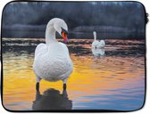 Laptophoes 15.6 inch - Zwaan - Vogel - Zonsondergang - Water - Laptop sleeve - Binnenmaat 39,5x29,5 cm - Zwarte achterkant