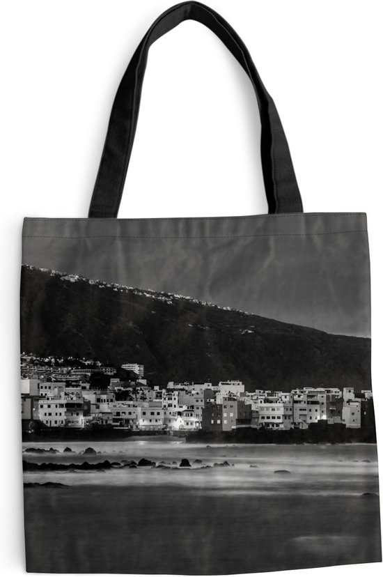 MuchoWow® Schoudertas - Strandtas - Big Shopper - Boodschappentas - Nachtbeeld van Puerto de la Cruz, Tenerife - Zwart-Wit - 40x40 cm - Katoenen tas