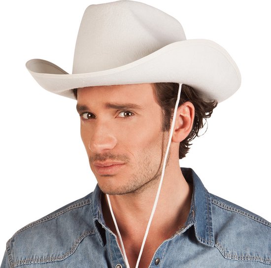 Homme avec un chapeau de cowboy blanc à cordon et une chemise en jean.