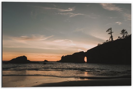 WallClassics - Dibond - Oranje Lucht boven Zee en Berg - 60x40 cm Foto op Aluminium (Met Ophangsysteem)