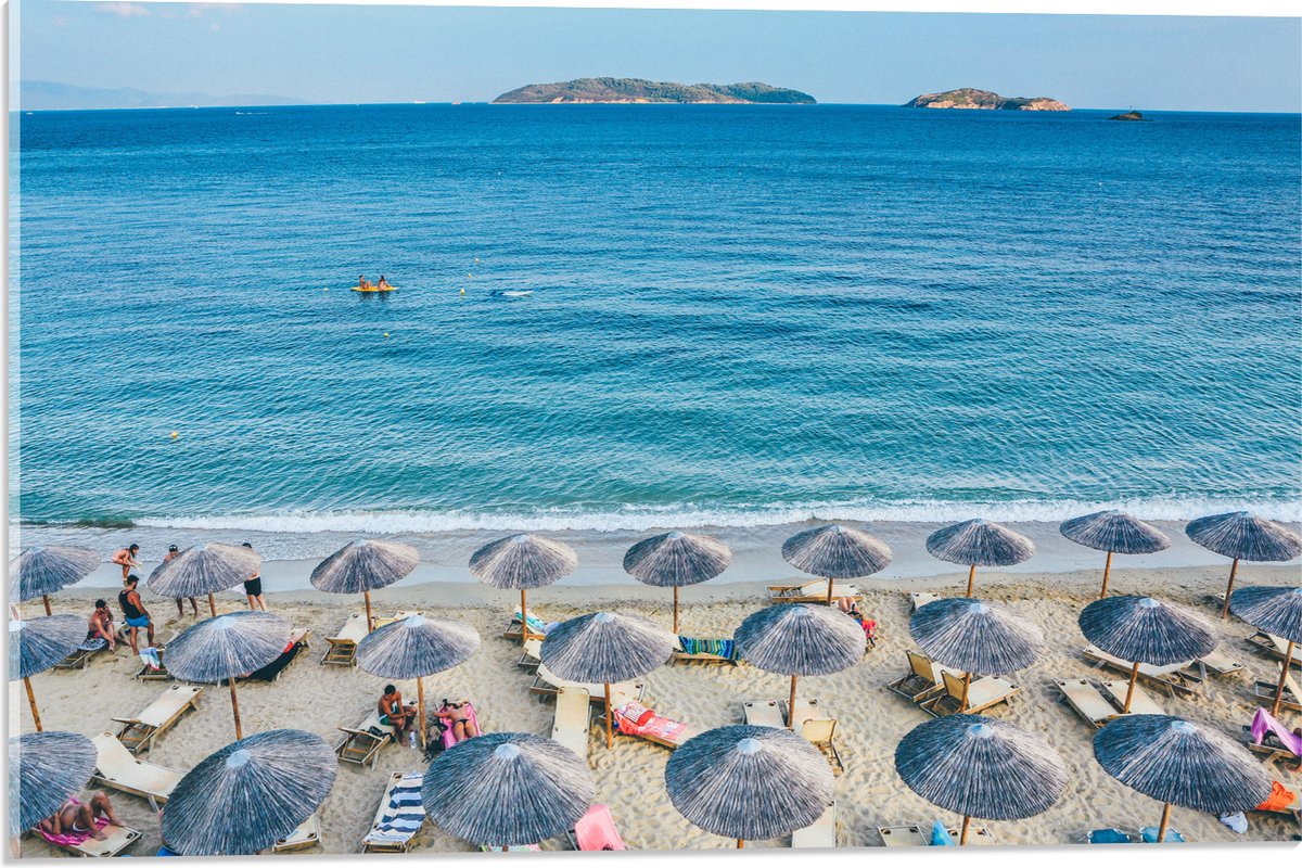 Acrylglas - Rieten Parasols met Ligbedjes op het Strand - 60x40 cm Foto op Acrylglas (Met