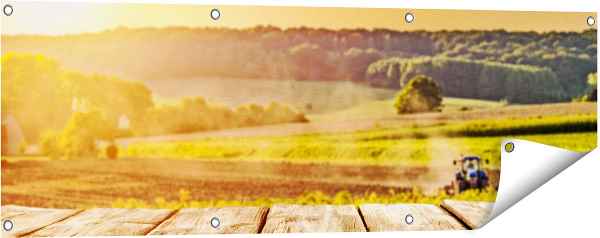Gards Tuinposter Tractor in het Veld met Houten Planken - 120x40 cm - Tuindoek - Tuindecoratie - Wanddecoratie buiten - Tuinschilderij Multikleur