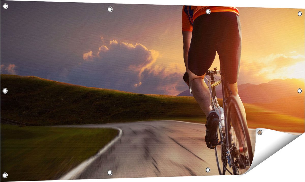 Gards Tuinposter Wielrennen Fietser op de Weg bij Zonsondergang - 120x60 cm - Tuindoek - Tuindecoratie - Wanddecoratie buiten - Tuinschilderij Multikleur