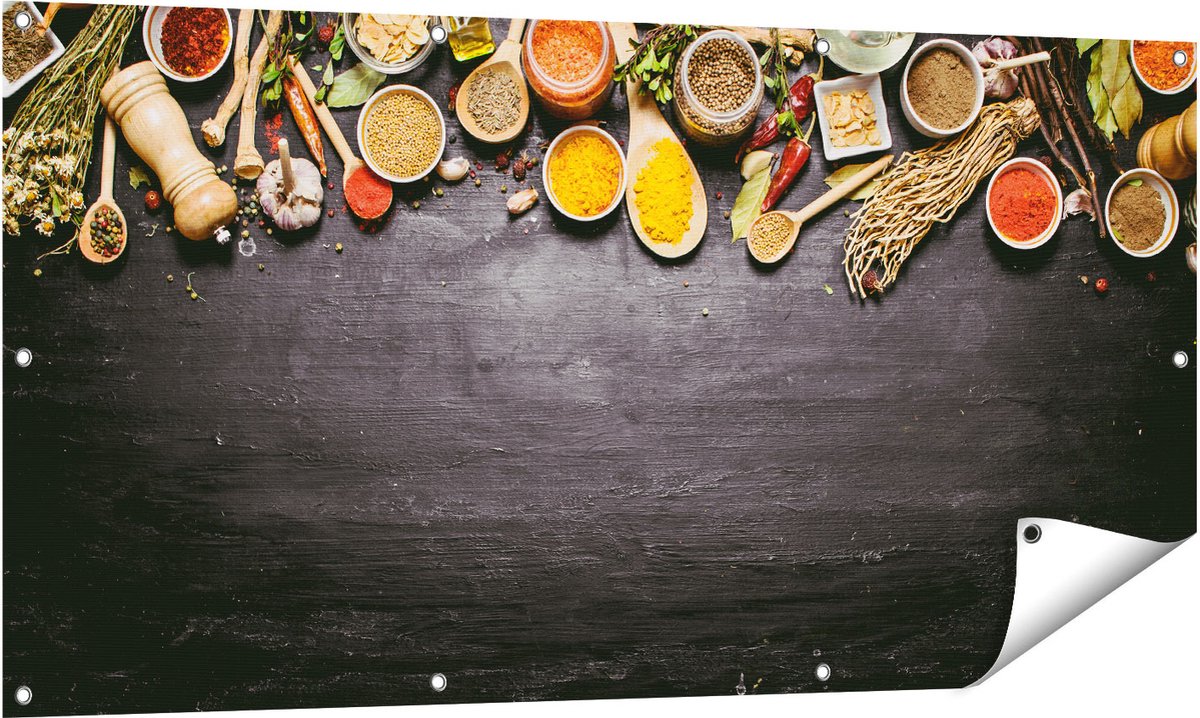 Gards Tuinposter Indiase Kruiden op een Zwarte Tafel - 140x70 cm - Tuindoek - Tuindecoratie - Wanddecoratie buiten - Tuinschilderij Multikleur