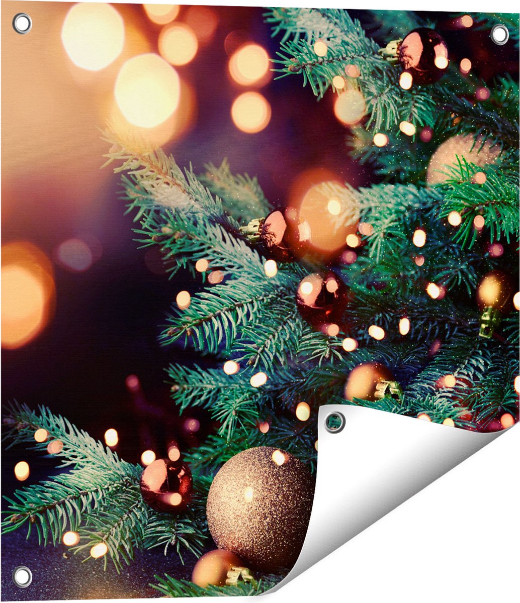Gards Tuinposter Versierde Kerstboom met Lichtjes - 50x50 cm - Tuindoek - Tuindecoratie - Wanddecoratie buiten - Tuinschilderij Multikleur
