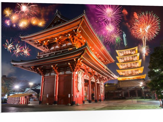 PVC Schuimplaat - Japanse Tempel omringd door Verschillende Kleuren Vuurwerkpijlen - 105x70 cm Foto op PVC Schuimplaat (Met Ophangsysteem)