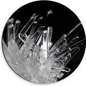 Dibond Muurcirkel - Deel van Witte Kristal in Donkere Omgeving - 30x30 cm Foto op Aluminium Muurcirkel (met ophangsysteem)