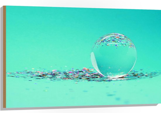 Hout - Doorzichtige Bal met Confetti tegen Blauwe Achtergrond - 105x70 cm - 9 mm dik - Foto op Hout (Met Ophangsysteem)
