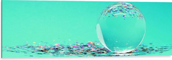 Dibond - Doorzichtige Bal met Confetti tegen Blauwe Achtergrond - 120x40 cm Foto op Aluminium (Wanddecoratie van metaal)