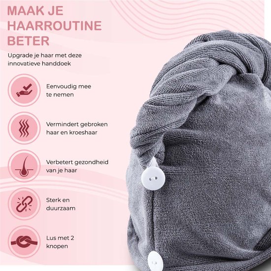 Grijze microvezel haarhanddoek met knopen, liggend op een aanrecht.