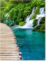 Tuinposter - Tuinschilderij voor buiten - Schuttingdoek - Tuin - Brug - Water - Planten - Waterval - Groen - Schutting decoratie - Tuinposters - Tuindecoratie - Schuttingposter - 90x120 cm - Tuindoek - Buitenposter