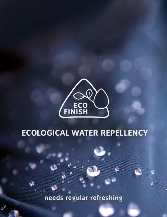 Waterdruppels op een donkere stof met Eco Finish-logo.