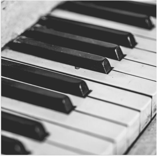 Poster Glanzend – Close-up van Toetsen van een Piano (Zwart- wit) - 50x50 cm Foto op Posterpapier met Glanzende Afwerking