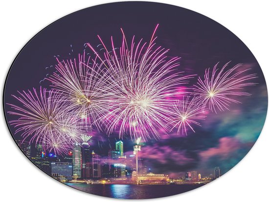 Dibond Ovaal - Paars Gekleurd Vuurwerk boven Gebouwen in de Stad - 56x42 cm Foto op Ovaal (Met Ophangsysteem)