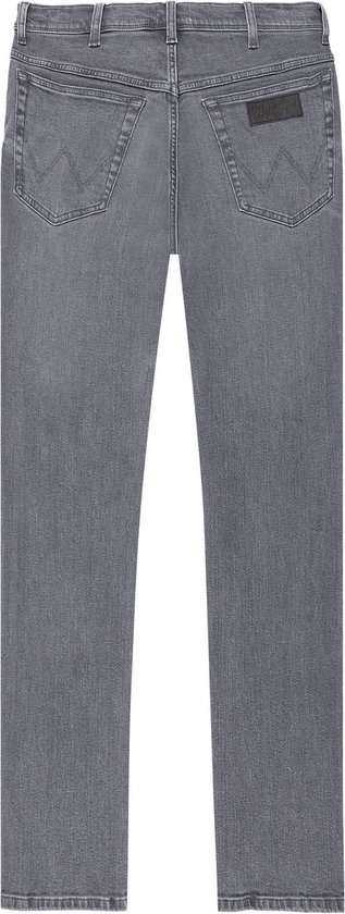 Achterkant van een grijze straight jeans met een zwart Wrangler-label op de rechterzak.