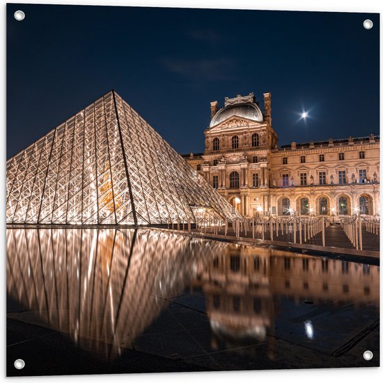 Tuinposter – Verlicht Louvre in Parijs, Frankrijk - 80x80 cm Foto op Tuinposter (wanddecoratie voor buiten en binnen)