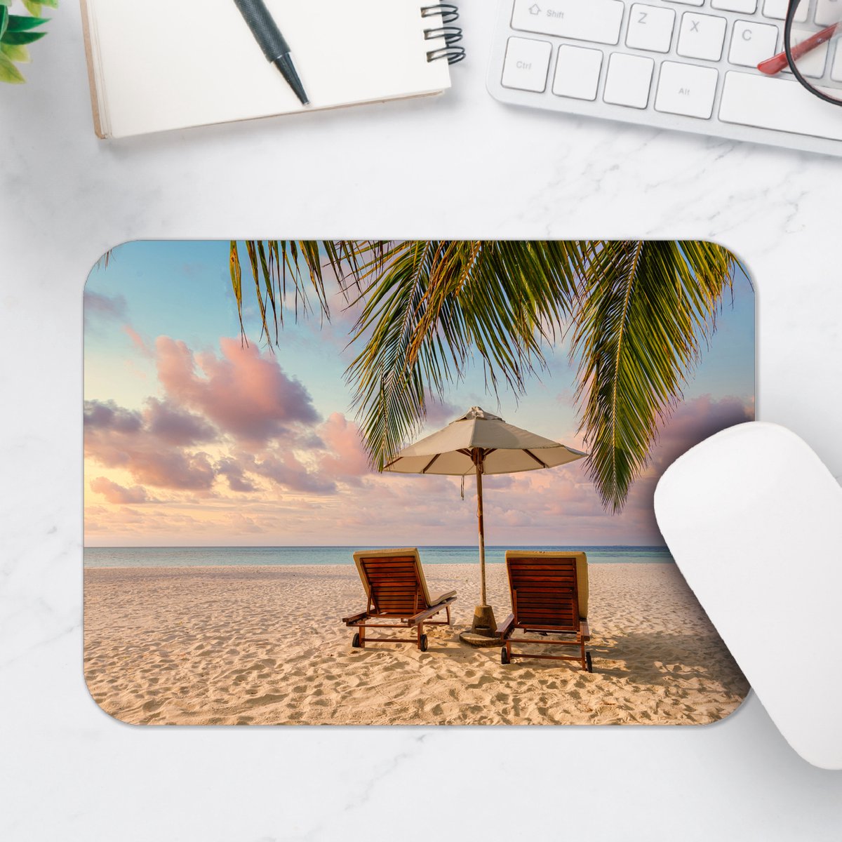 Muismat - Twee Ligbedden op het Strand met Palmboom - 25x18 cm - 2 mm Dik - Muismat van Vinyl