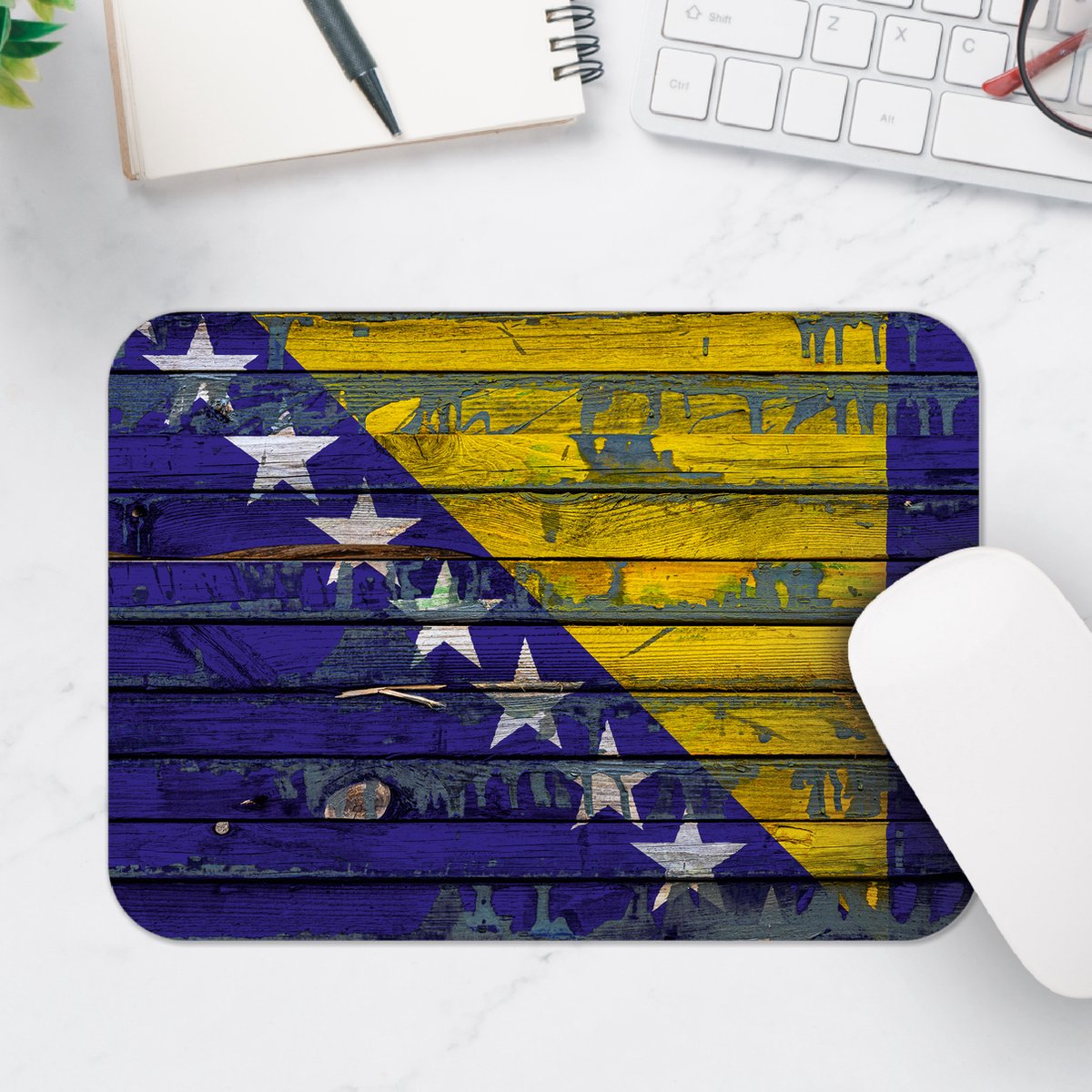 Muismat - Vlag van Bosnie op Houten Planken - 25x18 cm - 2 mm Dik - Muismat van Vinyl
