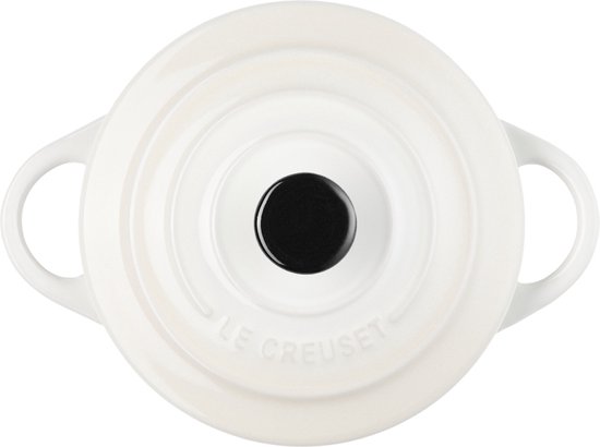 Crèmekleurige Le Creuset mini braadpan met deksel, van bovenaf gezien.