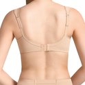 Vrouw, van achteren gezien, draagt een beige beugel-loze beha met brede bandjes en verstelbare sluiting.