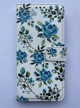 Geschikt voor iPhone 14 Plus boekhoesje met lichtblauwe bloemenprint - portemonnee hoesje met kaarthouder en magneetsluiting