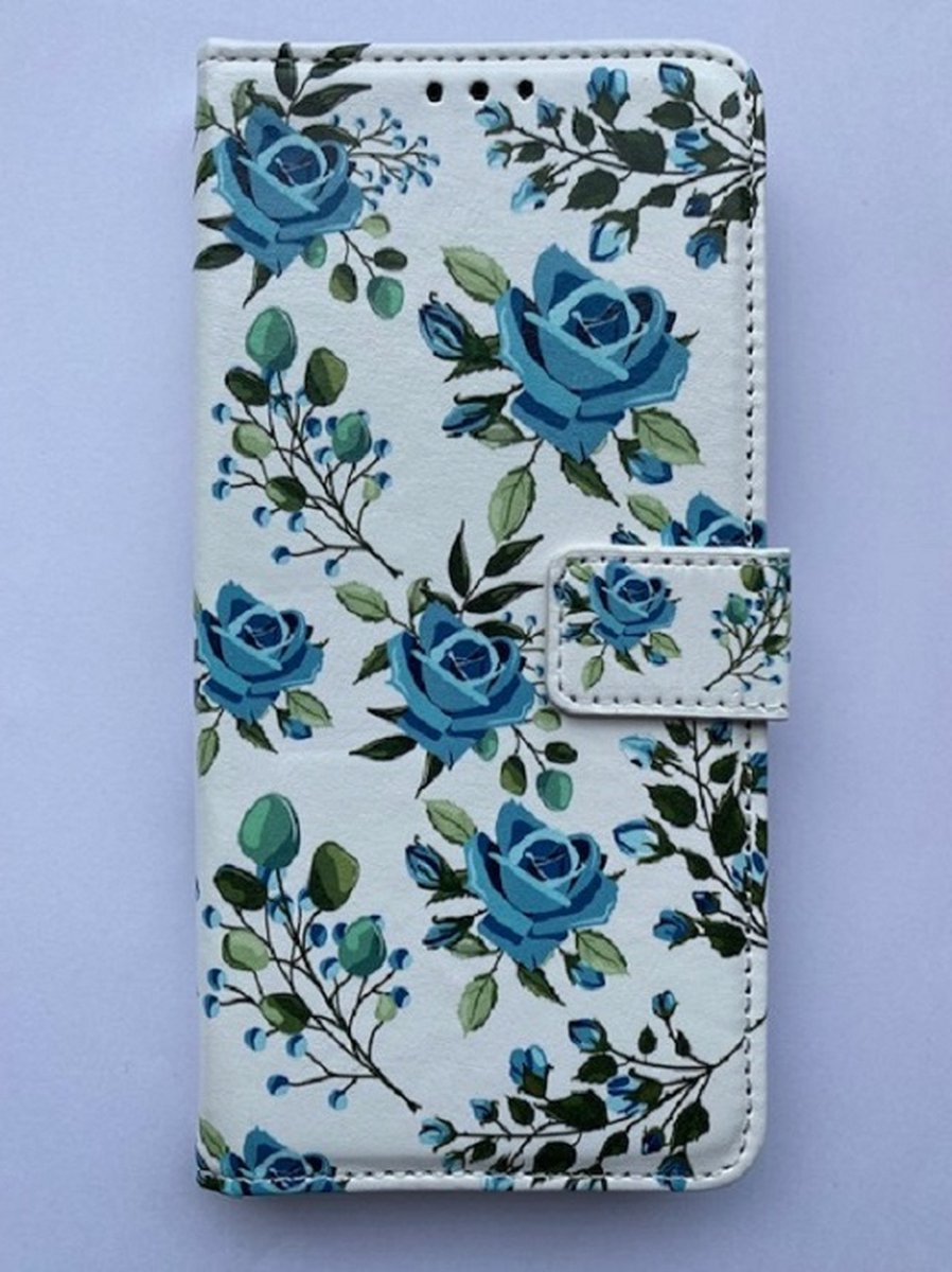 iPhone 14 Plus boekhoesje met lichtblauwe bloemenprint - portemonnee hoesje met kaarthouder en magneetsluiting