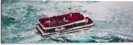 Dibond - Boot vol Personen in Rode Pakken - 90x30 cm Foto op Aluminium (Met Ophangsysteem)