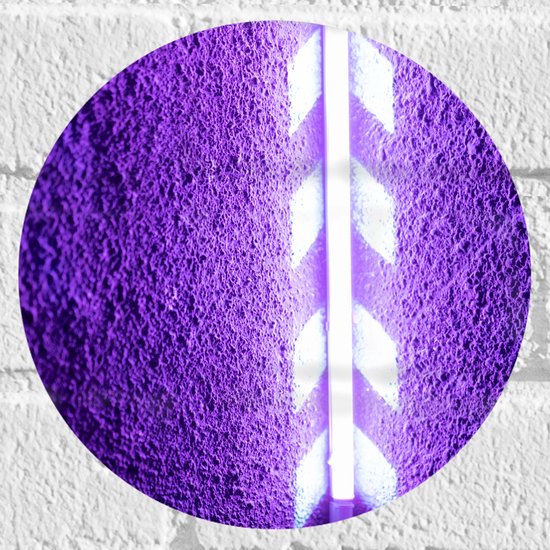 Muursticker Cirkel - Paarse Muur met Witte Pijlen die naar Boven Wijzen - 20x20 cm Foto op Muursticker