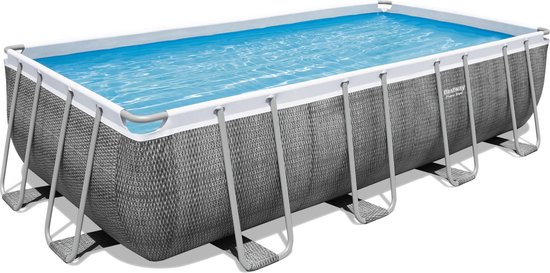 Bestway Power Steel zwembad met grijze rotanprint, gevuld met blauw water.