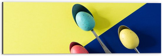 Dibond - Gekleurde Eieren op Lepels op Blauwe en Gele Vakken - 60x20 cm Foto op Aluminium (Met Ophangsysteem)