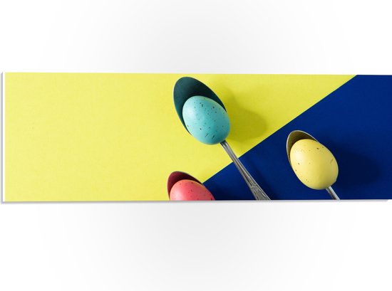 PVC Schuimplaat- Gekleurde Eieren op Lepels op Blauwe en Gele Vakken - 60x20 cm Foto op PVC Schuimplaat