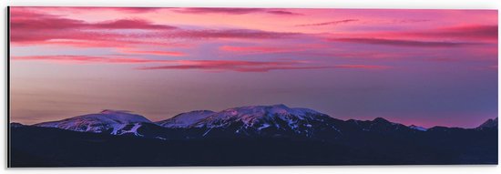 Dibond - Bergen onder de Paars met Roze Lucht - 60x20 cm Foto op Aluminium (Met Ophangsysteem)